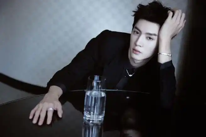 gq精修版陈哲远#gq发了精修版陈哲远照片,帅哥脸在江山在,帅的很稳定