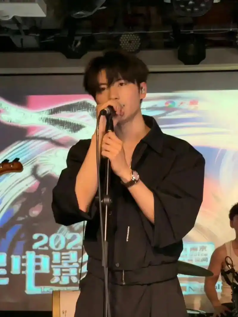 黄誉博不只是蓝多多,还是原创歌手.他默默写了十年的歌,只为等 - 抖音