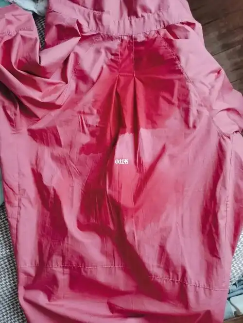 这种布料的衣服很难穿出门啊