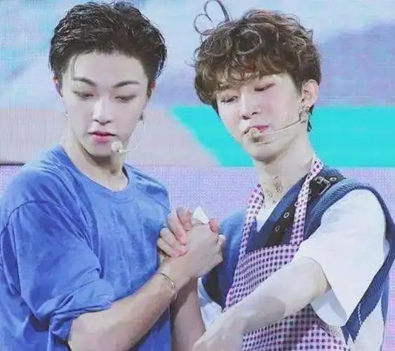 陈立农偶尔换的一次发型,谁注意到一旁范丞丞的表情,秒变小迷弟_网易