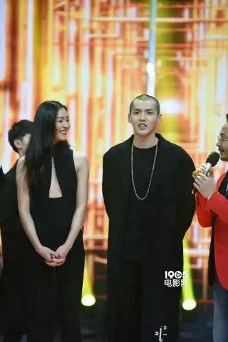 除开对电影《老炮儿》的宣传,身穿深v连体裤上阵的刘雯与吴亦凡现场