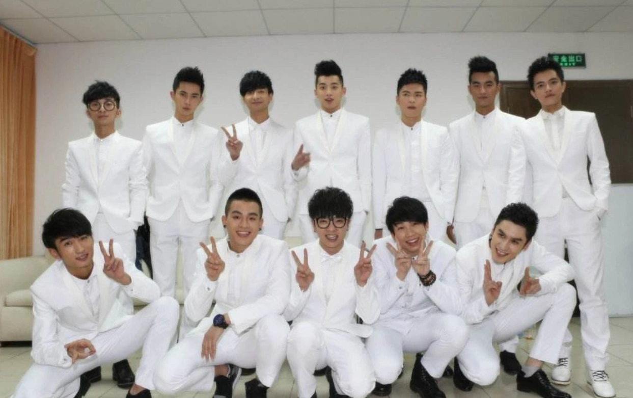 左立婚礼伴郎团阵容强大,13年快男12强合体,却唯独少了范世