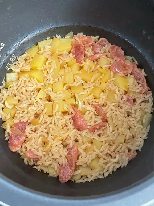 电饭煲美食之腊肠土豆焖饭