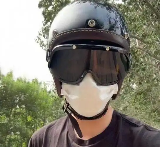 王一博出道九周年再放头盔自拍网友期待库存照还有后续