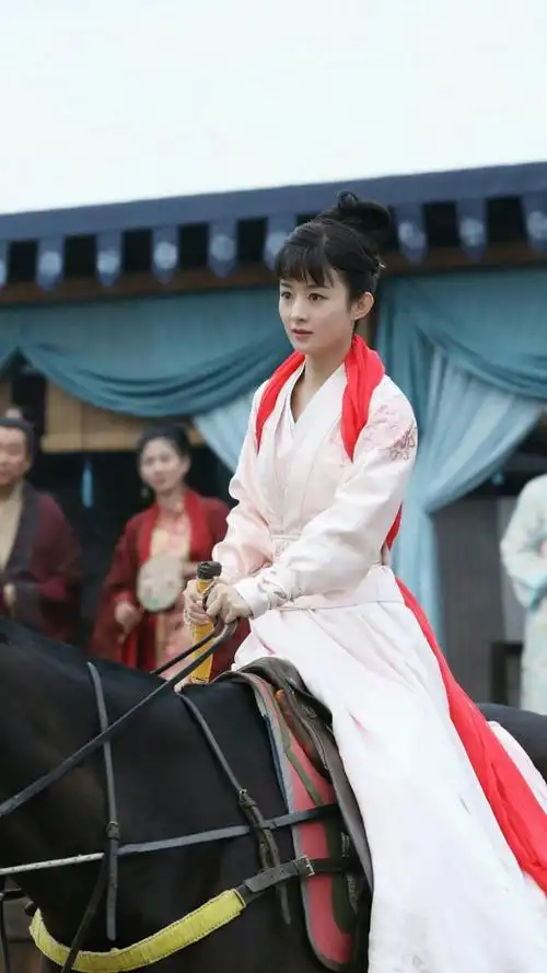 前方高能又高清:赵丽颖骑马,英姿飒爽,看了还想看,根本停不下来