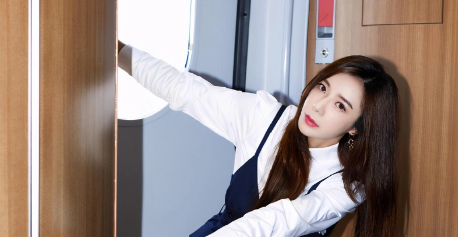 女星周韦彤遭男子熊抱后回应自己安好不少女星有同样遭遇