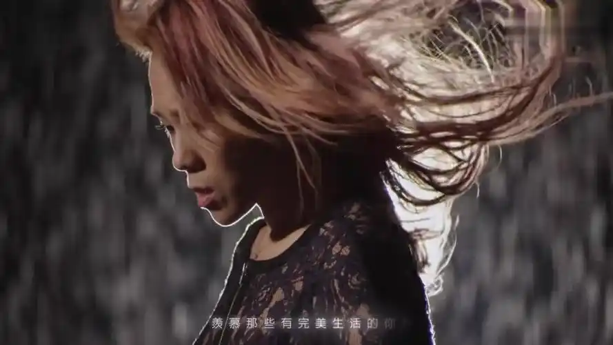 蔡健雅一首《坠落》爆红歌曲,歌声迷人,值得一听再听