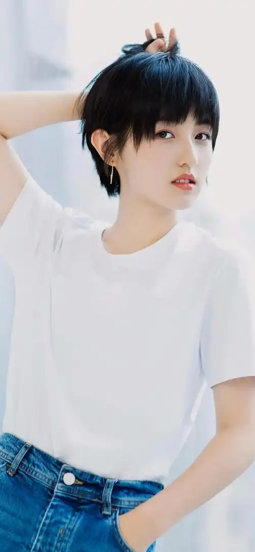 张子枫短发清新白色系高清手机壁纸_明星_手机壁纸下载_美桌网
