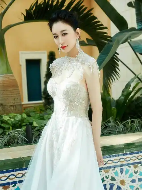 看看李小冉穿搭示范_气质_女性_风衣