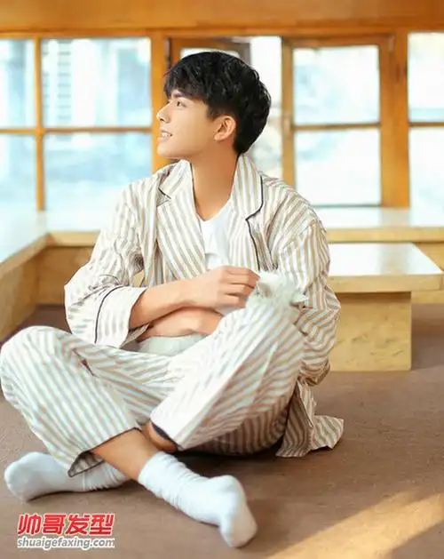 国产帅哥宋威龙的写真颜值高黑色发型也迷人4