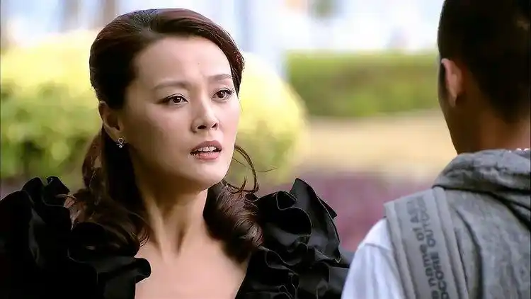 小男人遇上大女人:富婆想到小伙的好,开车追他,俩人修成正果!