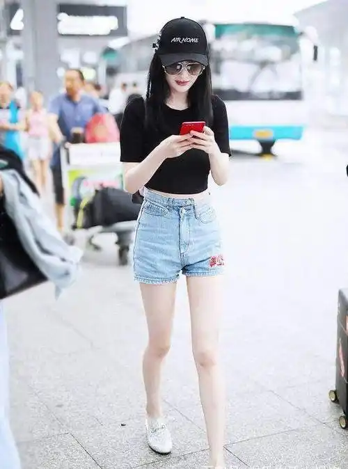 其实娱乐圈中的大多数女星给人的印象身高大都是穿上高跟鞋之后的