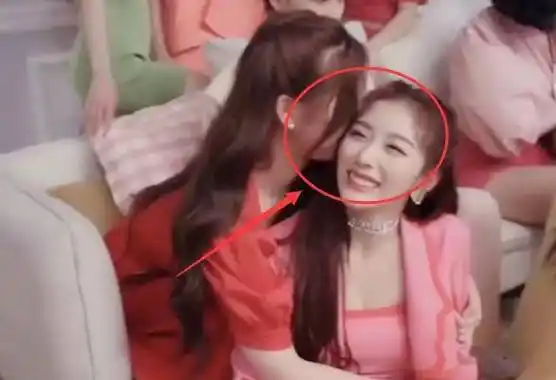 虞书欣大忙人,与队友互动不止,看到跟孔雪儿在干啥,男粉都羡慕了_图片