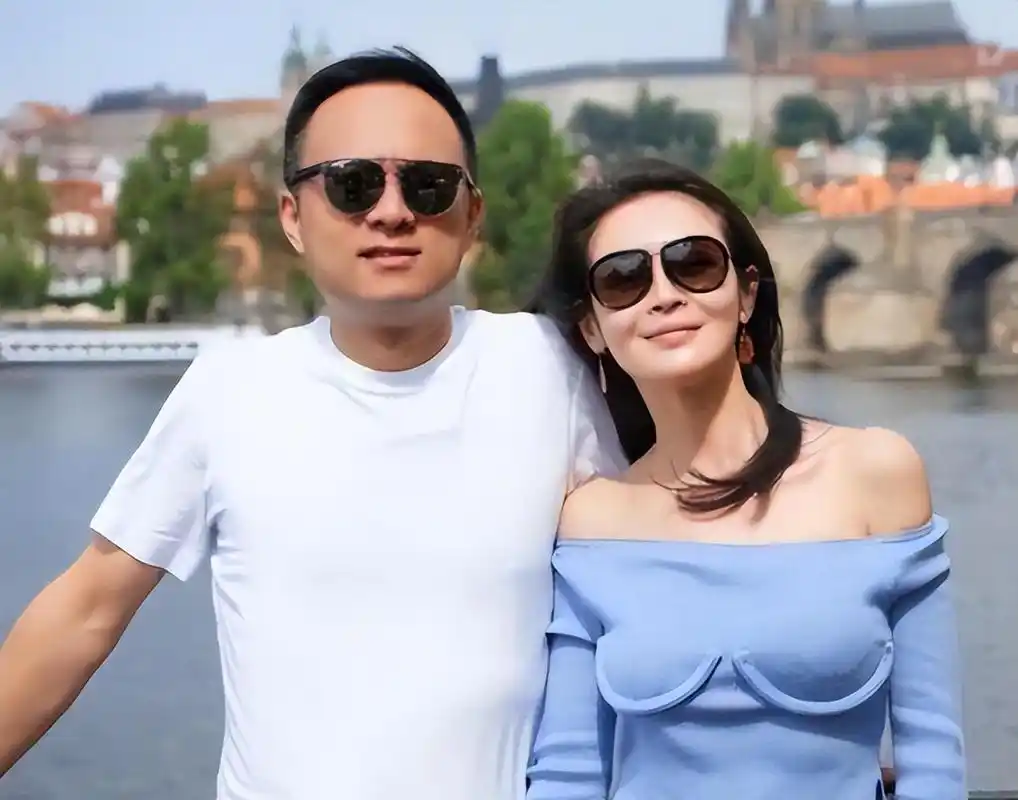 回顾演员于明加相亲嫁圈外老公恩爱十一年生两女被丈夫疼爱