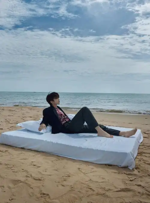 蔡徐坤把床搬到沙滩上