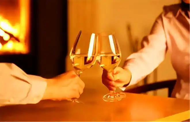 敬酒时为啥不能左手举杯其中含义建议弄懂以免得罪人