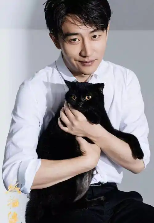 34岁黄轩穿西装戴绅士帽优雅有型,一路获粉丝陪伴笑容满面!