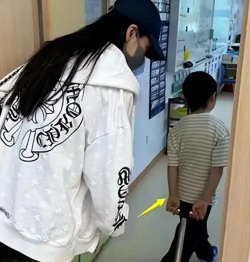 angelababy深夜带儿子看急诊事业停滞期状态憔悴