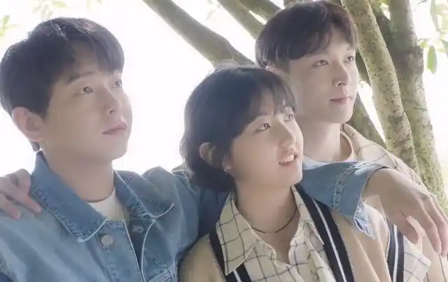 张子枫真不愧是团宠,全家福紧挨黄磊 ,就连新海报都是主角_张艺兴