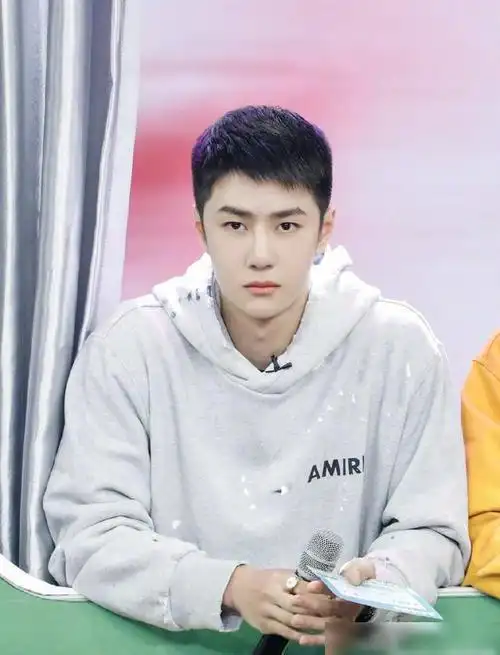 王一博新短发造型更帅气,有颜有态度