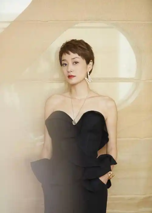 马伊琍穿手工碎花裙,这气质配得上华鼎奖最佳女主,减龄时髦_发型_超