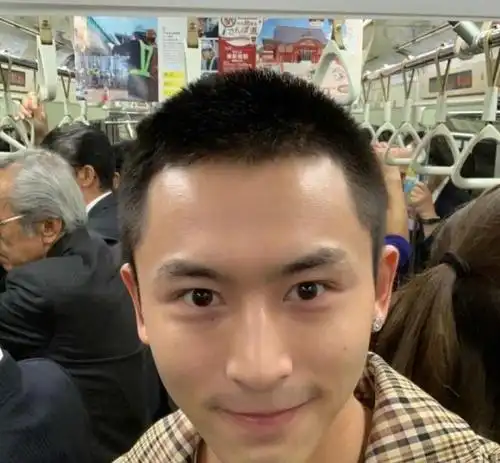 张哲瀚是专注演戏的运动全能王,一个素颜比妆容还要漂亮的男人