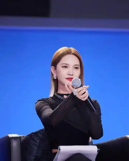 杨丞琳《沸腾校园》一刀切短发造型写真 秀性感小蛮腰笑容治愈_杨丞琳