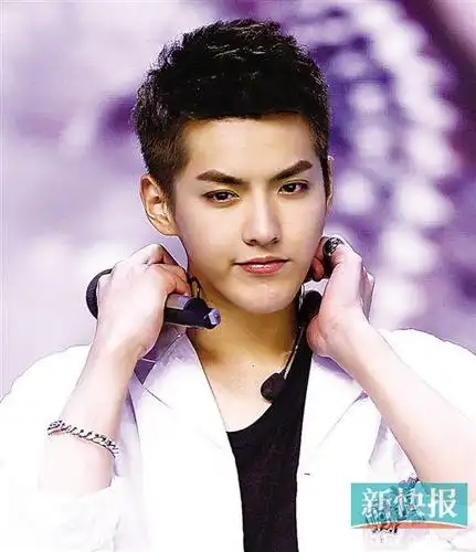 当红小生吴亦凡日前在微博晒出一张十五岁珍贵老照片,翻拍的照片已经