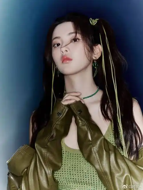 杨超越活动照,墨绿风穿搭甜美可爱嘴唇迷人,头扎双马尾歪头卖萌