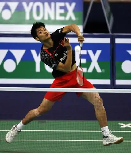 组图:林丹三连霸创造神话 展示金牌显王者霸气