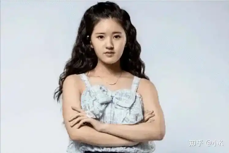 在早期刚出道的时候,赵露思的脸看起来也只是平平无奇,厚厚的刘海耷拉