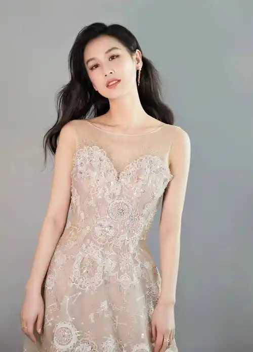 黄圣依一身潮装走机场,格子大衣阔腿裤,时髦又有气场_白色_身材_衣服