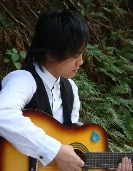 19岁靠唱歌一天赚一万元,拒绝舞台邀请,却没人敢说他耍大牌_郑源_音乐