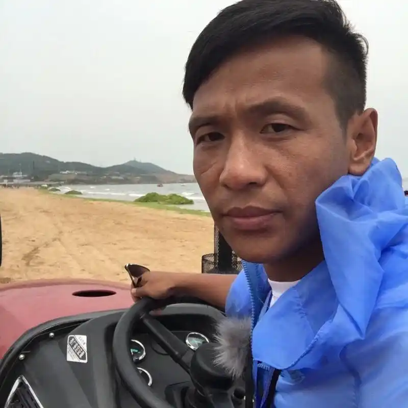 宋小宝带老婆情侣装出行,老婆颜值高不输女星!