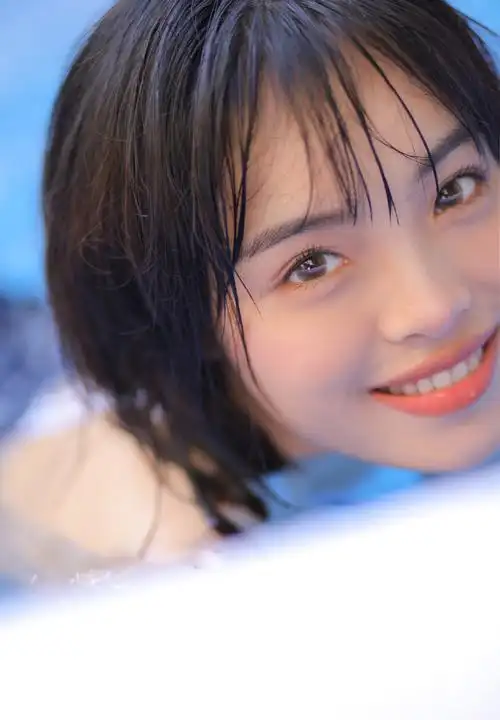 连体泳衣美女夏日治愈系写真