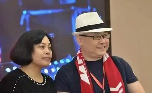 52岁刀郎举办庆功宴,第二任妻子朱梅现身,两人相识微末感情好