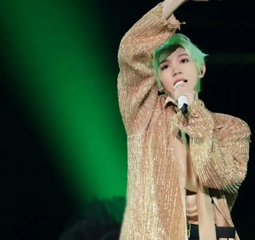 王源竟然染了绿发,不得不说还是超帅的,个性时尚,风格独特,这个颜色