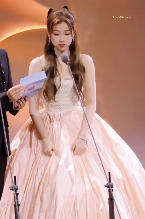 虞书欣后背蝴蝶结长裙