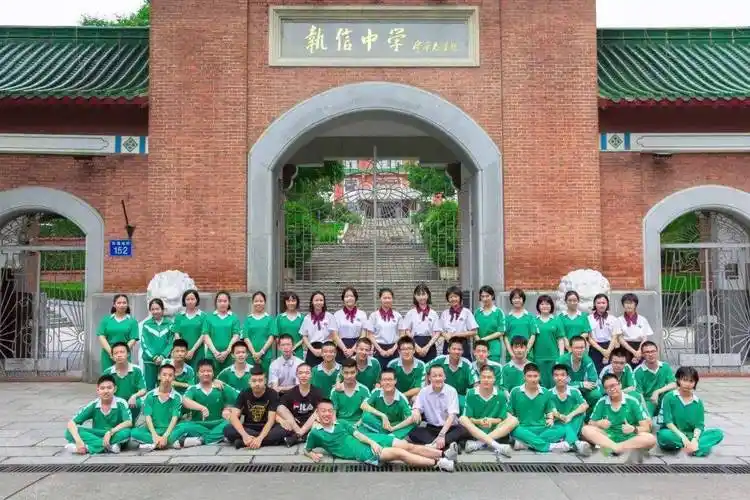 school uniform广州市执信中学堡爷:两套校服都很百搭!