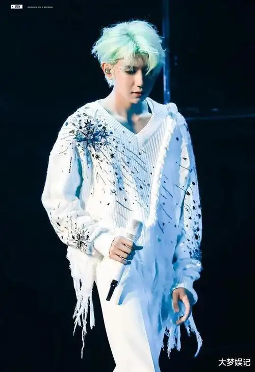 多图!王源"动漫绿发"超狂新造型曝光,上海开唱帅炸全场