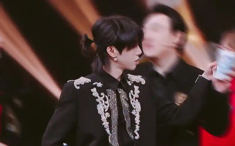 【华晨宇】扎了揪揪,过于帅了哥哥(21_21)