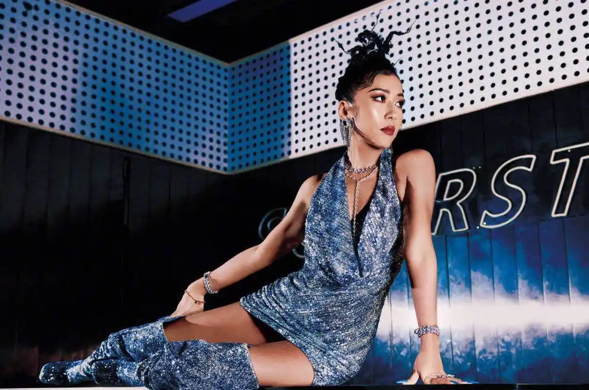 吉克隽逸蓝色亮片造型炸裂 雷公电母头型大胆前卫