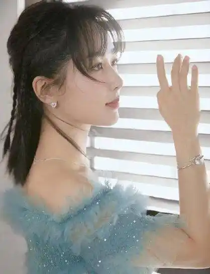 杨紫薄荷绿长裙出镜,清新编发造型,教你"编"出时髦