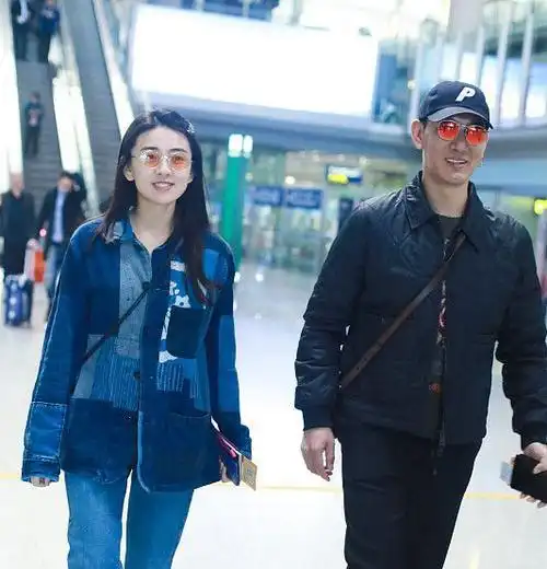 梁洁携未婚夫蒲巴甲走机场,一身拼色牛仔装,尽显娇俏少女味!