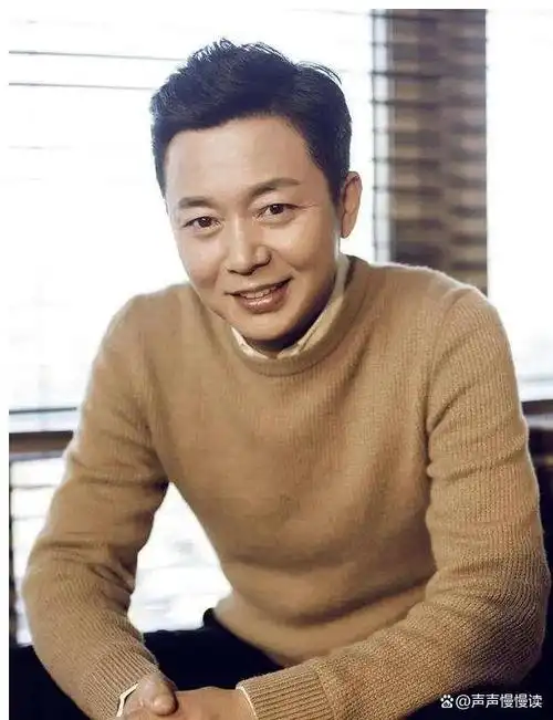 从年轻时的阳光帅气到如今的成熟稳重,朱亚文一