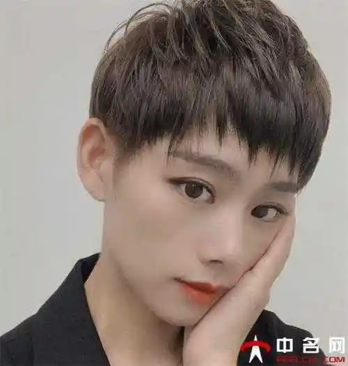 粉色的寸头造型,可盐可甜,这样的发型,随手一拍就是大片,时髦吸睛又