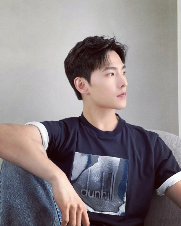 杨洋更博分享侧脸照 羊毛老师直接陷进去了!