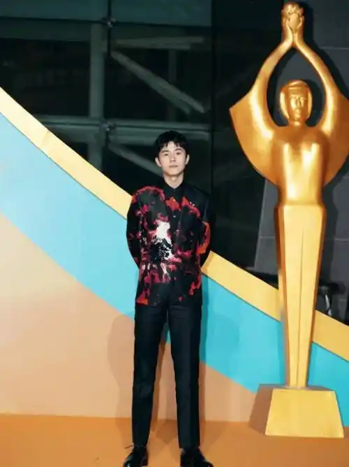 原创刘昊然拍摄时尚大片白衬衣简约清新小猪挎包超抢镜