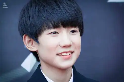 照片中王源的锅盖