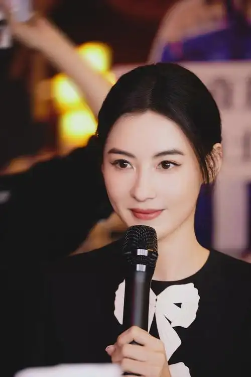 43岁张柏芝参加推广活动,两眼无光充满疲惫,再无昔日少女般模样